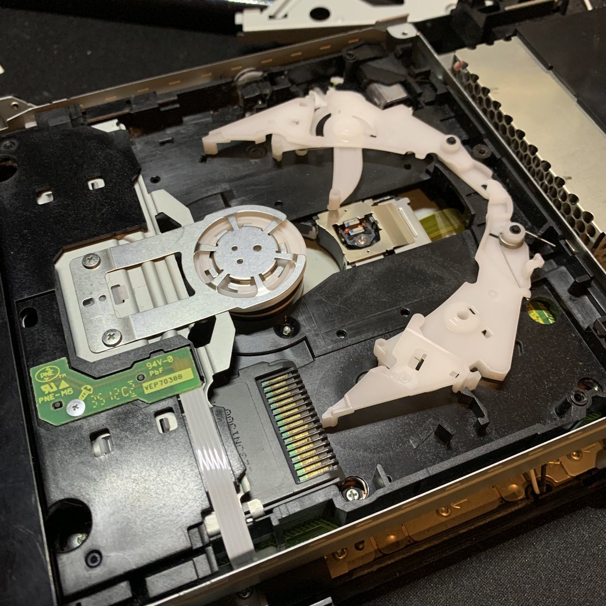 カタヲ 中古せどり 物販サウナ 部管理人 ディスクを飲み込まない状態のwiiu ディスク入れても回転してる様子ないから開腹 ドライブまで分解したらなんか違和感が わかります ジャンク 修理