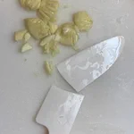 セラミック包丁の盲点？いつもの感覚でニンニクを潰した結果…
