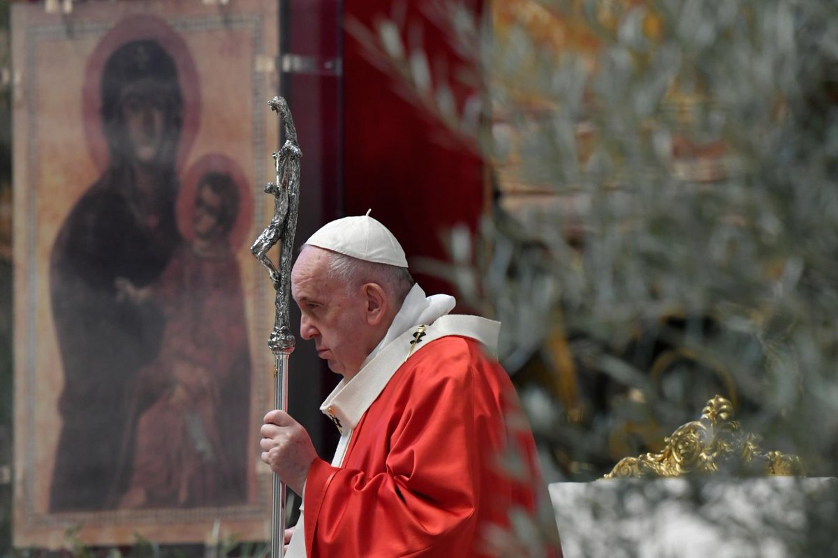 El #papa Hoy, a nivel diocesano, se celebra la 35 Jornada Mundial de la Juventud: “Queridos jóvenes: Mirad a los verdaderos héroes que salen a la luz en estos días. No son los que tienen fama, dinero y éxito, sino son los que se dan a sí mismos para servir a los demás”.