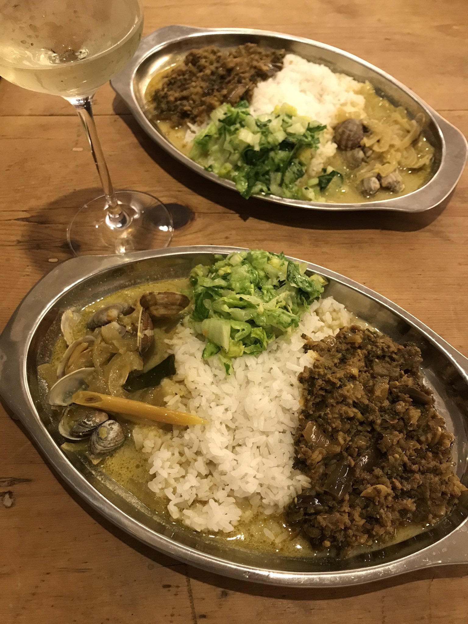 カラミちゃん 文字面でレシピを簡単に説明してみよう 春らしいスパイススープカレーです アサリとレモングラスカレー スパイスはふわっと優しく 貝の出汁とレモングラスやコブミカンの葉っぱのハーブを香らせます T Co Ycy8t6jkxn
