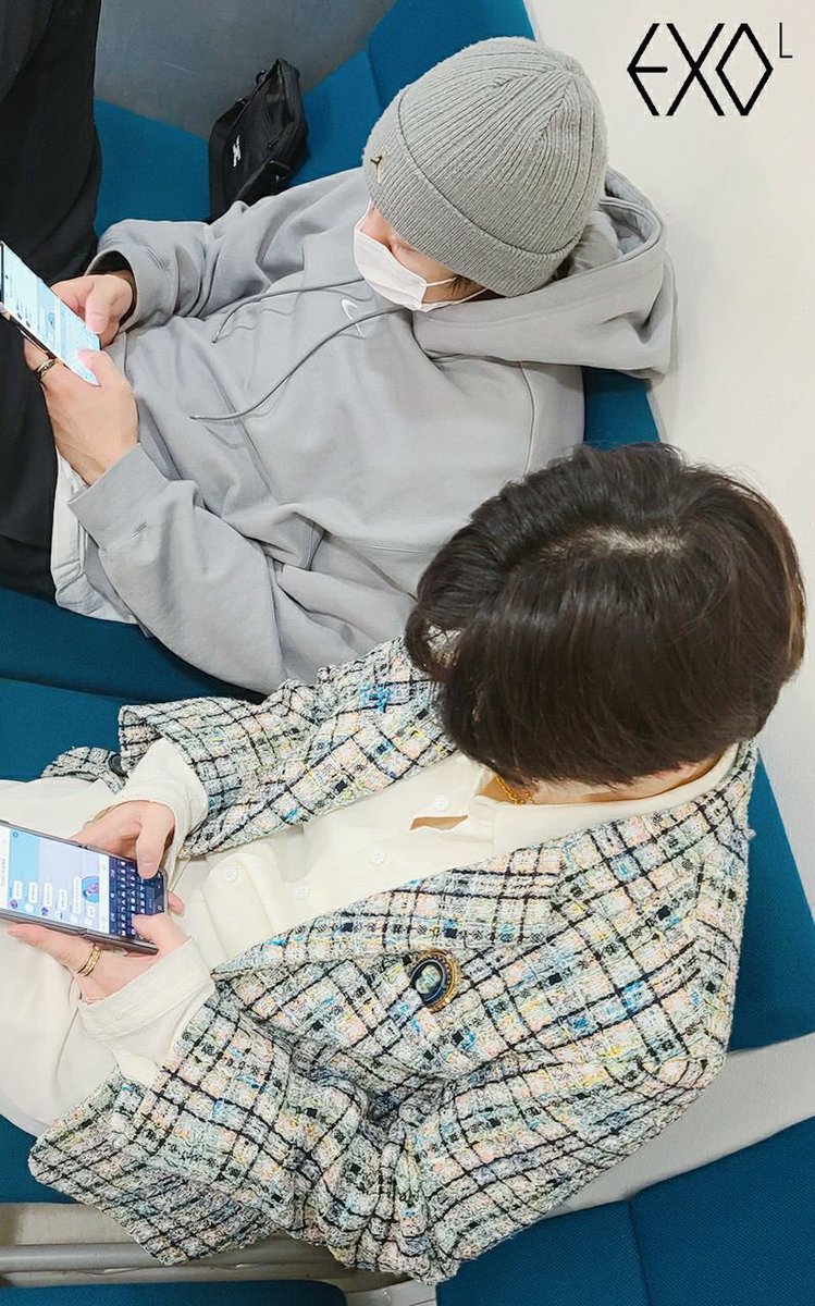 hourlyEXO's tweet photo. THE WAY THEY BOTH CLOWNED US WHILE TALKING RIGHT NEXT TO EACH OTHER 😭 @weareoneEXO https://t.co/lJiJjtdV6r