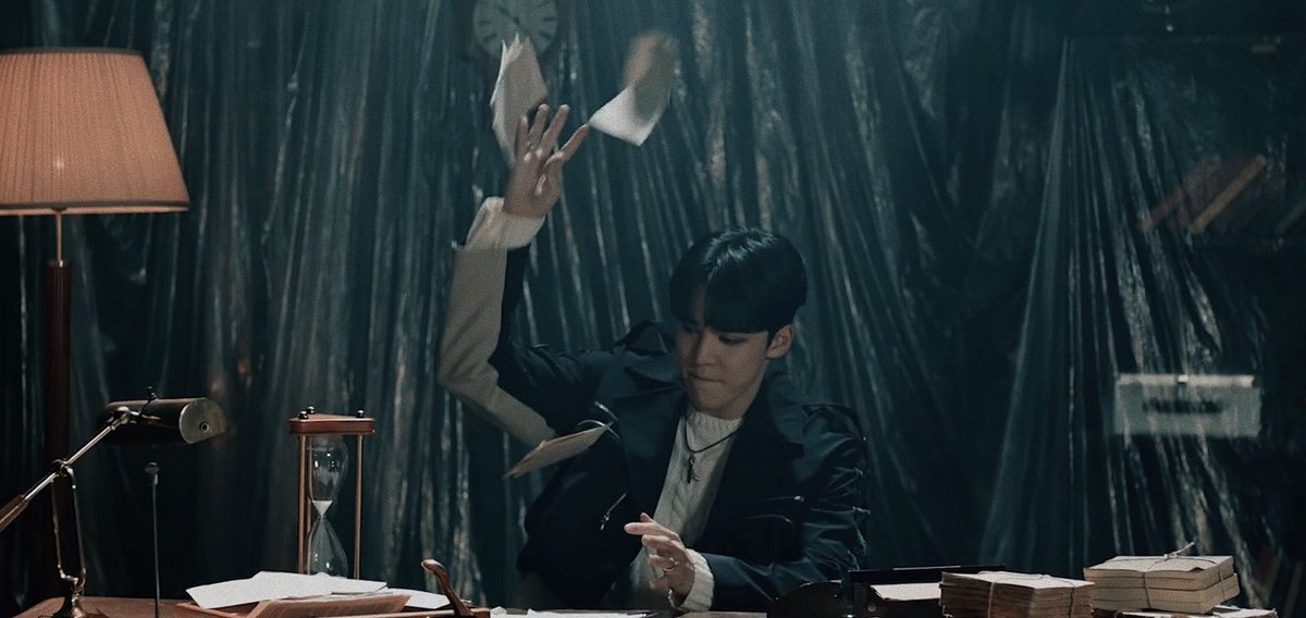 i mean, just look at that. what if he was doing realteez Hongjoong& #39;s work (and look at those plastic thingy at the back).