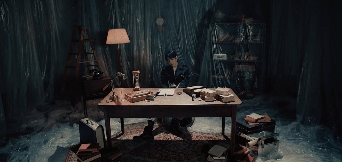 i mean, just look at that. what if he was doing realteez Hongjoong's work (and look at those plastic thingy at the back).