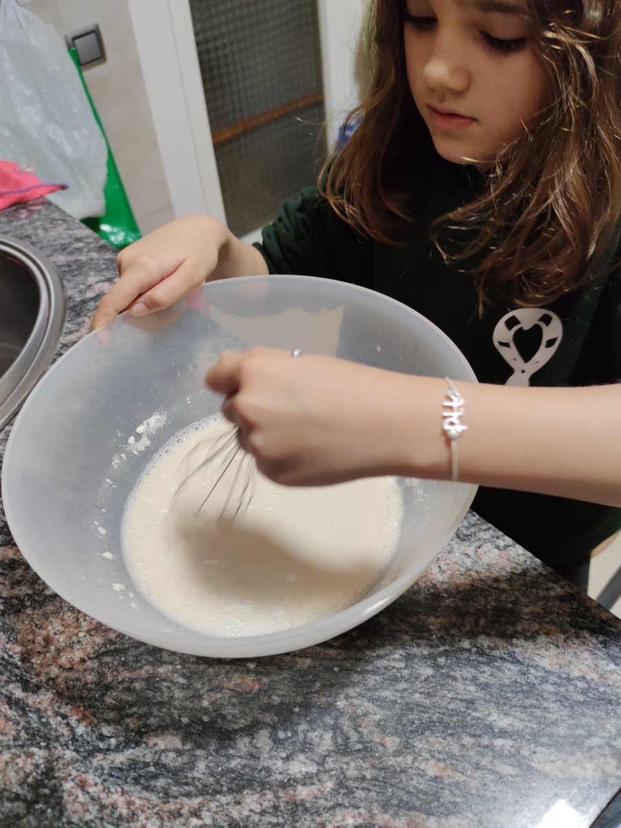 AndreaDiezRey's tweet photo. Colonias de semana Santa en casa con las actividades del Splai @stpereistpau, rutina de nuestra lechuza disfrazada de dinosaurio y unas ricas pizzas 😜😜 @mferret5 #mdcteam #mdcvirtual https://t.co/bNMPIR44H0
