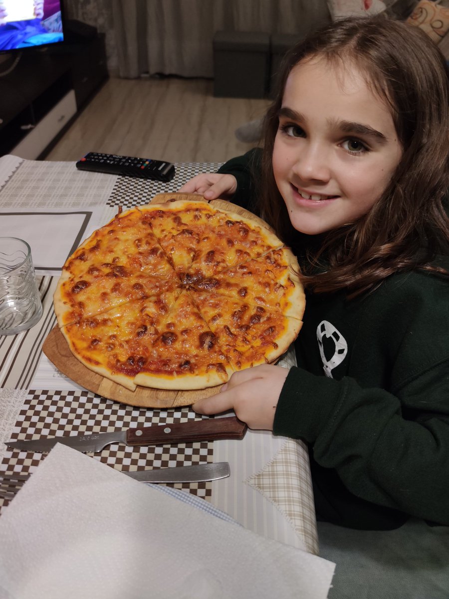 AndreaDiezRey's tweet photo. Colonias de semana Santa en casa con las actividades del Splai @stpereistpau, rutina de nuestra lechuza disfrazada de dinosaurio y unas ricas pizzas 😜😜 @mferret5 #mdcteam #mdcvirtual https://t.co/bNMPIR44H0