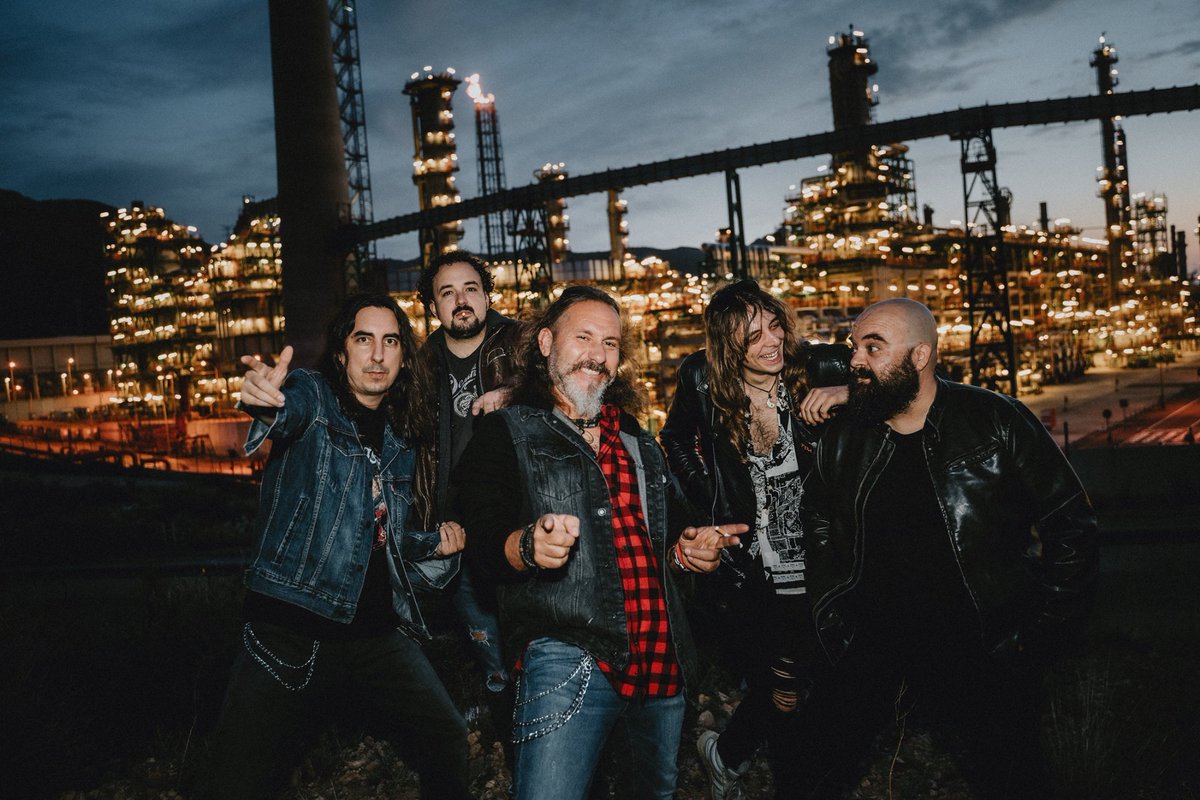 JohnnyLorca's tweet photo. ¡Al mal tiempo buena cara! 
@dobleesfera

Ya puedes escuchar nuestro último disco #futuro en 
@SpotifySpain

 un buen disco para aguantar la cuarentena.
Foto por @givorrafoto

#rockdurodelsigloXXI #cuarentena #fuckoffcoronavirus #doblesfera #rockandroll https://t.co/ilsyt8efYc