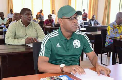  "La  #PrimusLigue continue à être jouée, en tenant compte de la menace  #COVID19" indique  @R_Ndikuriyo, président de la  @BurundiFF dans une réunion avec les présidents des clubs de 1ère & 2ème division de  #football au  #Burundi ainsi que le staff de la fédération nationale de