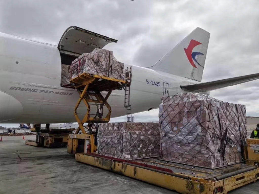 U Bushinwa bukaba bugejeje muri Amerika ya Trump inkunga y'ibikoresho byo guhangana na #Coronavirus... umwanzi atabaye undi?