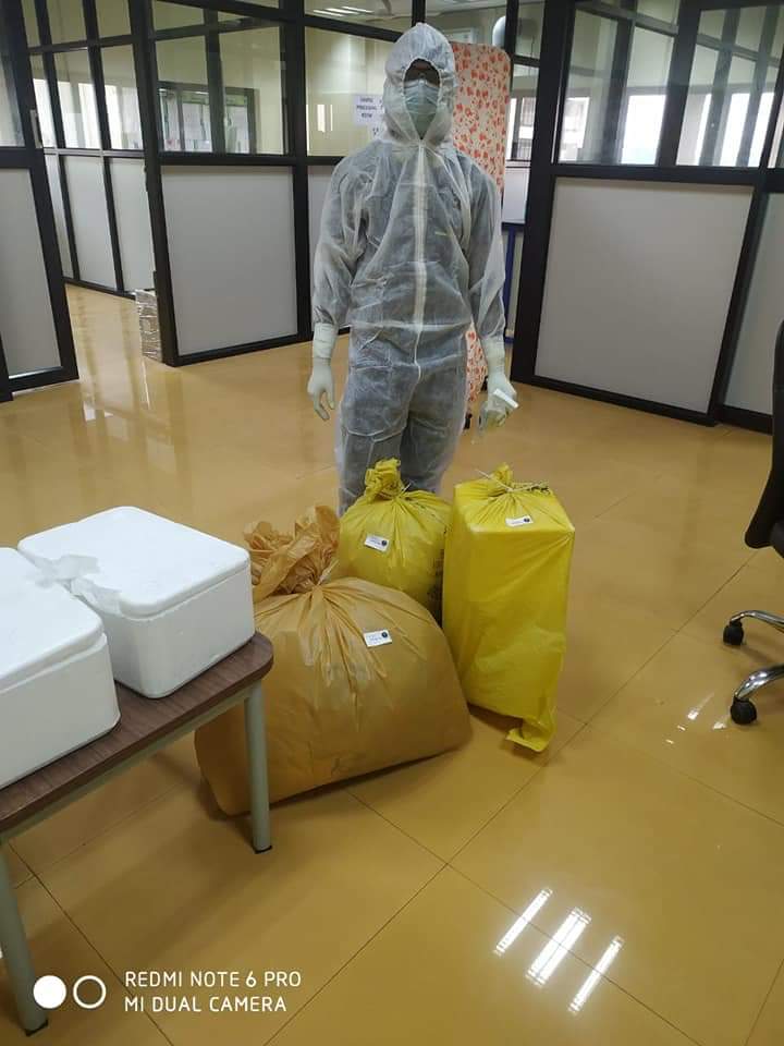 BiswalAnil's tweet image. He is Mr.Sanjay Dehury, House keeping staff of AIIMS, Bhubaneswar who removed all the biomedical waste from Covid19 wards alone as workers refused to come for duties for fear. A big salute to Sanjay Ji for leading from the front and his dedication.