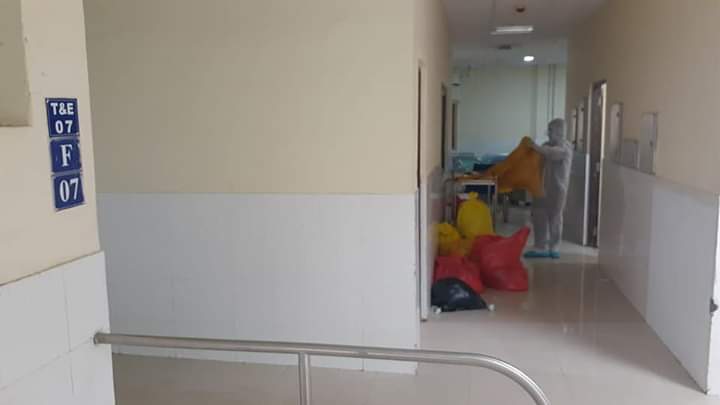 BiswalAnil's tweet image. He is Mr.Sanjay Dehury, House keeping staff of AIIMS, Bhubaneswar who removed all the biomedical waste from Covid19 wards alone as workers refused to come for duties for fear. A big salute to Sanjay Ji for leading from the front and his dedication.