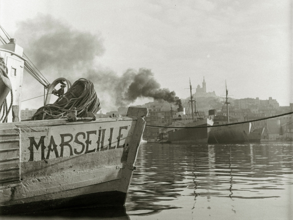 lamarsweb's tweet image. [#Longformat #Photos] Un dimanche sous l'occupation, Marseille, novembre 1942 lamarseillaise.fr/culture/patrim…