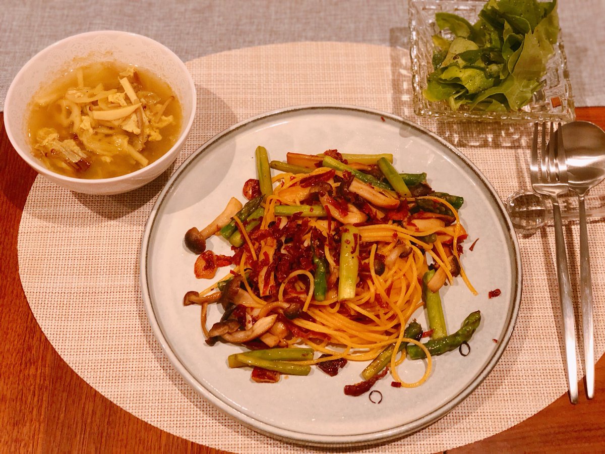 erena_box's tweet photo. #今日の晩御飯
#簡単晩御飯
パスタは、刻んだ生ハムを良く炒めてペペロンチーノに。
このやり方はボローニャで訪ねたお家で習ったやり方。
生ハムから沢山旨味が出ます。
アスパラにたっぷりきのこで栄養価アップ。
スープは、残った野菜を沢山入れて。
卵も溶き入れてタンパク質も増やしました。 https://t.co/SGj1GZpFKz