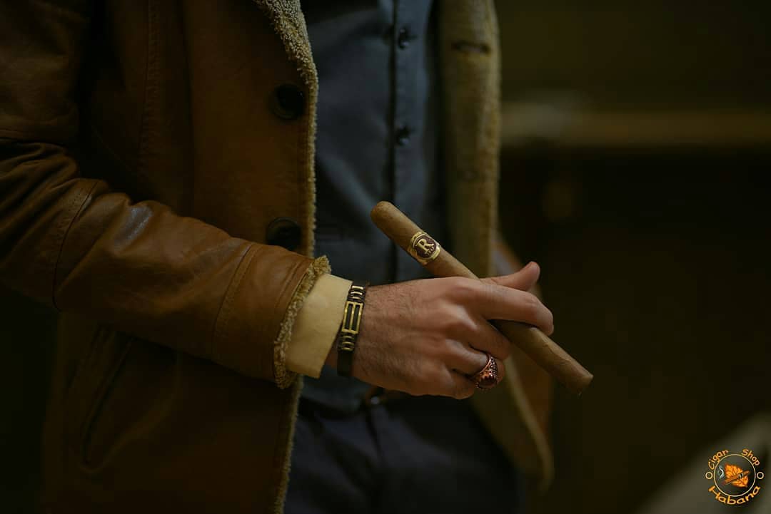 Vegas Robaina Don Alejandro 😍💨💨
Stay home,stay safe❤🙏
<a href="/Habanos_Oficial/">Habanos SA Oficial</a>  <a href="/habano9/">habanostar</a> <a href="/JARMHABANO/">Jorge Luis</a> <a href="/NelaPerezB/">Nella_Cuba</a> <a href="/chaseyerself/">Hadawayanshite</a> @dry_cigar <a href="/FamousSmokeShop/">Famous Cigars</a> <a href="/CigarArtQueen/">Dallas Cigar Art Queen</a> <a href="/ChacocII/">Taterballs</a> @CigarChairman <a href="/CigarAdvisor/">Cigar Advisor</a> <a href="/CigarDH/">CigarDH</a> <a href="/cigarweekly/">CigarWeekly.com !</a> <a href="/CigaRSS/">Cigar News</a> #CIGARS #BotL #sotl #cigar #zigarren