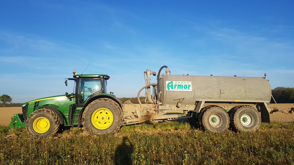 mickaelja44's tweet photo. Et voici la reponse de ce premier #tweetombre 😁 : il s'agit bien d'une tonne  permettant d'épandre le lisier de mes #vacheslaitieres stocké cet hiver dans la fosse: objectif fertiliser le futur 🌽🌽 . Bravo à ceux qui avaient trouvé  et ceux qui ont de l'imagination ! 😉 https://t.co/IgusND7aeN