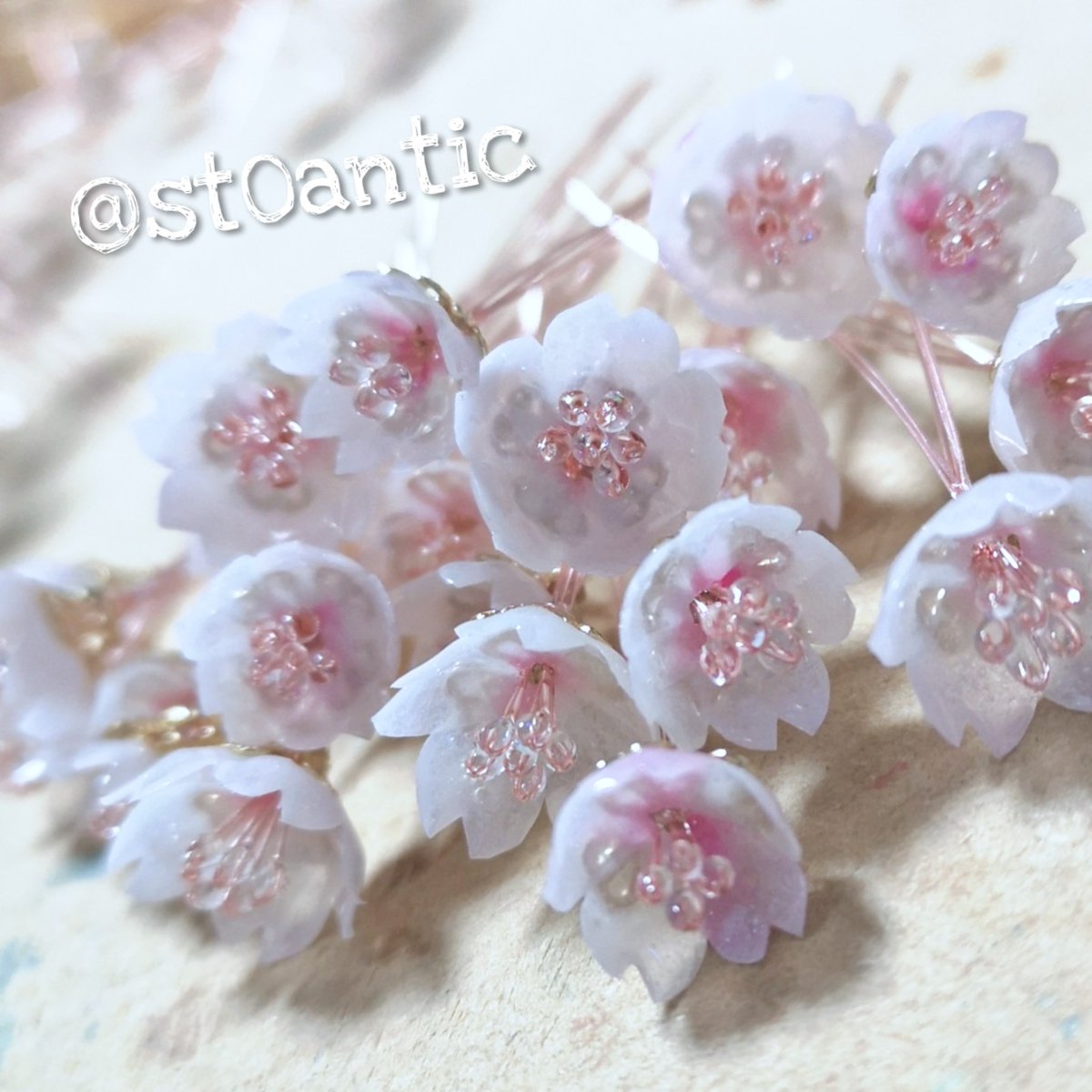 Uzivatel Stantic スタンチク Na Twitteru ハンドメイド と言ったら 手間がすごいぃ 今期は 数えてませんが 4 500輪咲かせました 400として 400 5 花になってからの工程数 00 花びらの枚数 6 花びら にするまでの工程数 400 3 一輪に使う花芯 5