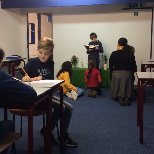 CatecheseGoedeH's tweet photo. Catechese op zolder: sinds een paar maanden  hebben de kinderen van 9-12 jaar een eigen ruimte waar zij bijeenkomen om te werken aan hun persoonlijke relatie met de Goede Herder https://t.co/Ss5wVOT7GI https://t.co/ljLF1HqpqC