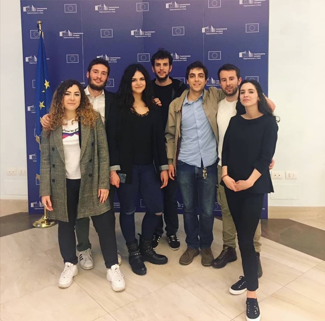 DnlValentino's tweet photo. Esattamente un anno fa eravamo nello studio radio di #SpazioEuropa, con la classe #Bejour del #Coris, per parlare veramente di #Europa con alcuni europarlamentari da Strasburgo. https://t.co/iw80HUBP4k