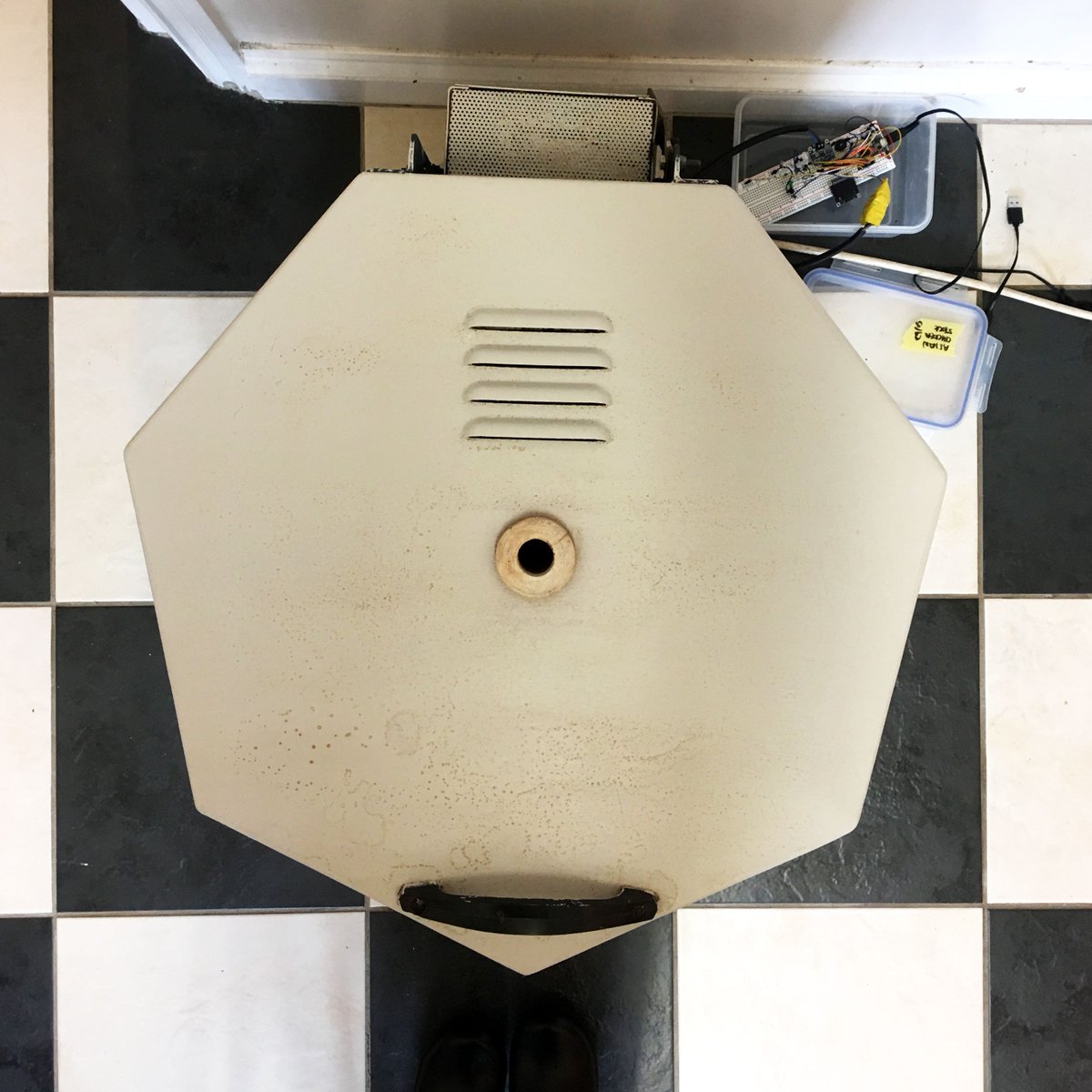 Throwing wheel in the living room, kiln in the kitchen. It was hard to choose which tools to take from our workshop to still be able to work but also to make sure our flat  feels like home. We decided to take the time to focus on making a collection of resonance pattern plates.