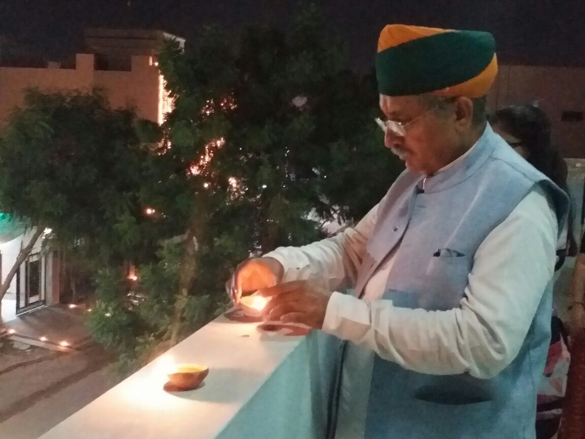 arjunrammeghwal's tweet photo. “माना कि अंधेरा घना है पर दिया जलाना कहा मना है”

 रात 9 बजे 9 मिनट हम सब मिलकर अपने घरों की बालकनी या दरवाज़े पर दीप प्रज्वलित करेंगे। 

मैं तैयार हूं और आप ?

#IndiaFightsCorona https://t.co/EKSH8n9cN2