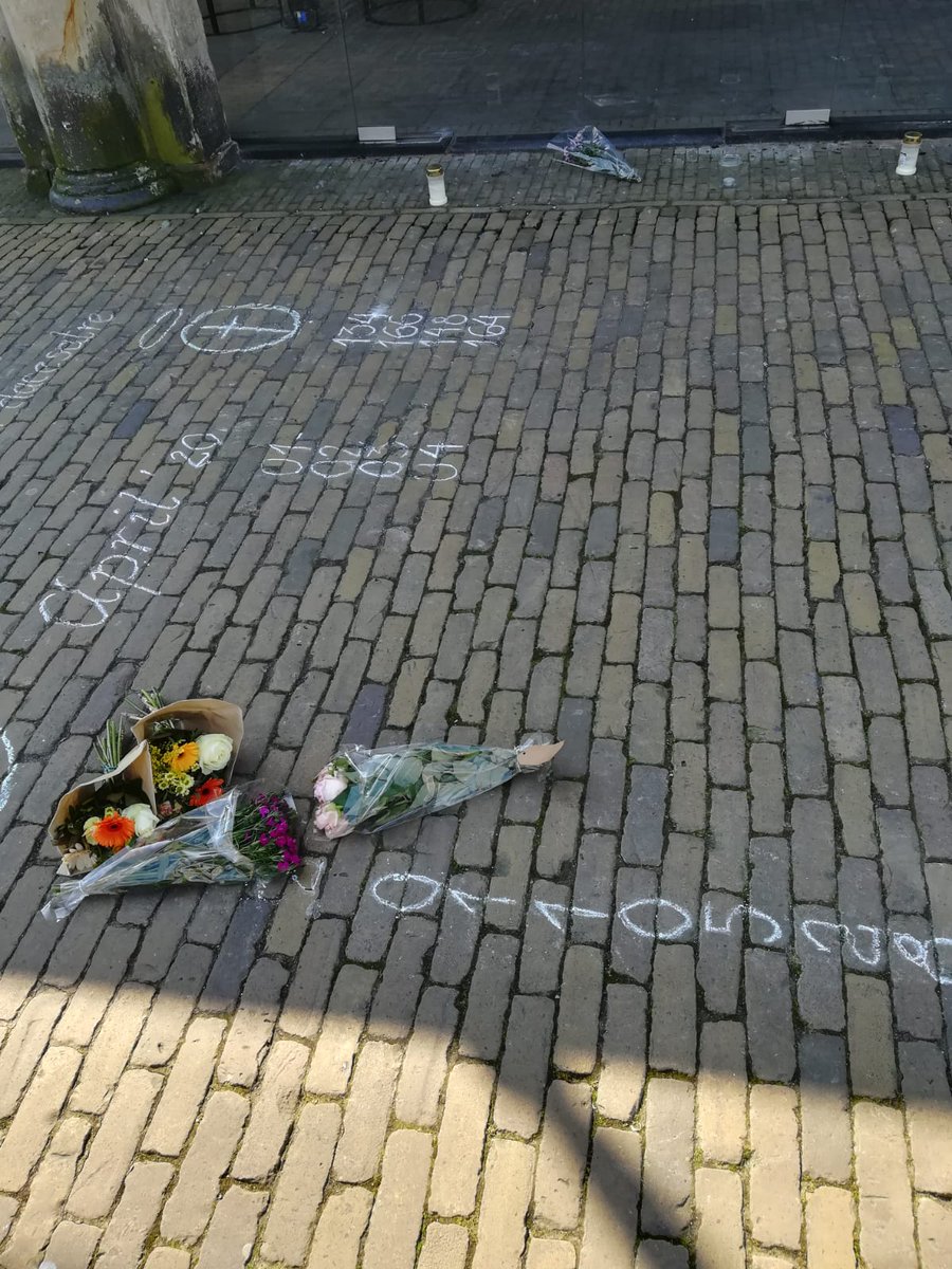 JS7H's tweet image. Deze foto's horen er óók bij, mensen hebben er al bloemen bijgelegd! Daarvoor dank!