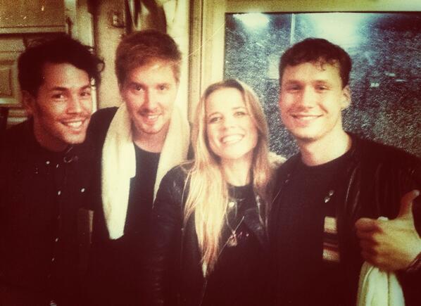 <a href="/IlseDeLange/">Ilse DeLange</a> <a href="/HandsomePoets/">Handsome Poets</a> Ik kom net deze foto weer tegen (vraag me niet hoe 😂) en ik word hier zooooo vrolijk van! Hoop dat ik jullie snel allemaal weer op een podium zie 😊❤️ (samen zou nóg toffer zijn natuurlijk)