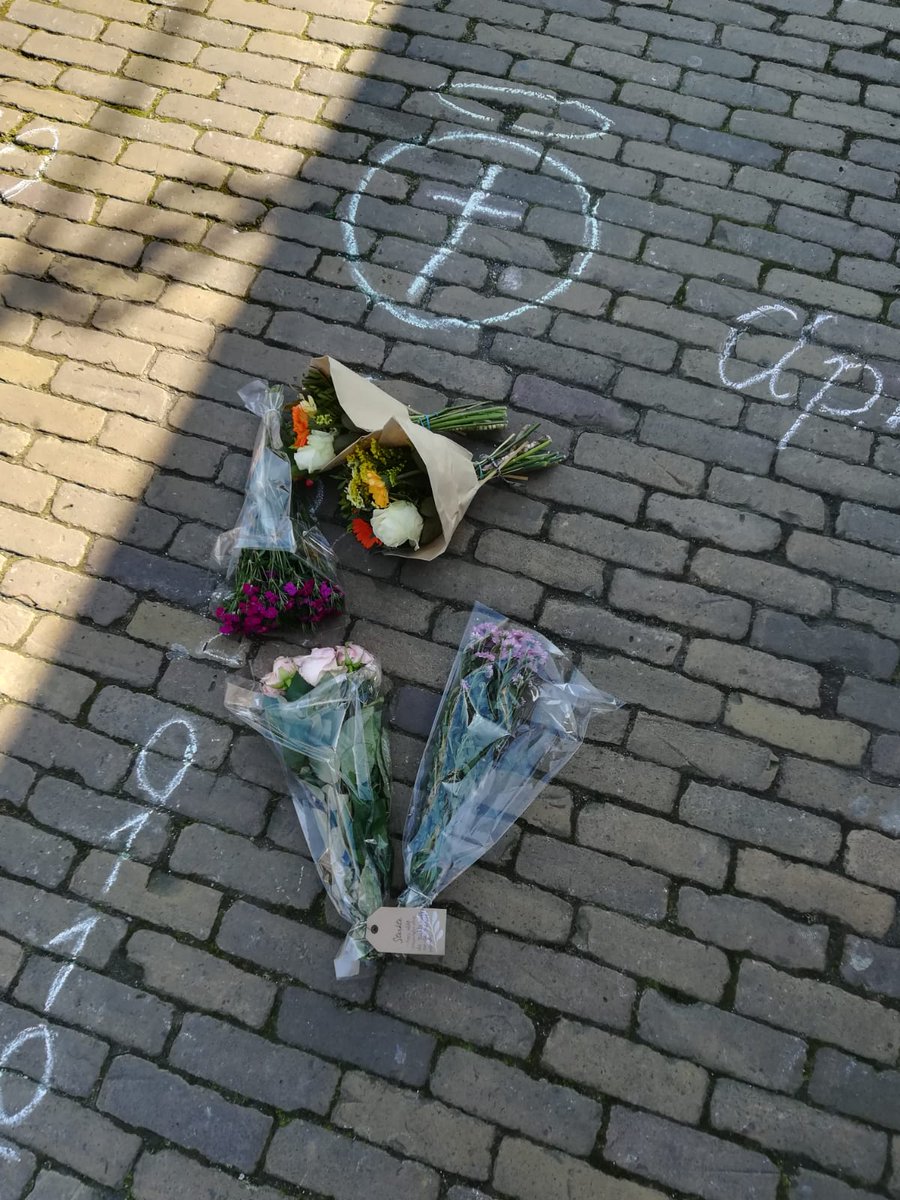 JS7H's tweet image. Deze foto's horen er óók bij, mensen hebben er al bloemen bijgelegd! Daarvoor dank!