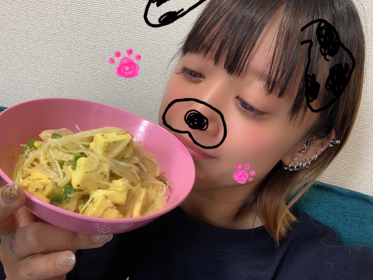 Sakiのやま チーズ入りカレー風味ドレッシングがおいしいーー 具は茹でた春雨ともやし 魚肉ソーセージ 刻んで はんぺんの角切りと カイワレ 黒胡椒と煎りゴマたっぷりトッピングして和えました おいしすぎるーー 起きてからビーフシチュー