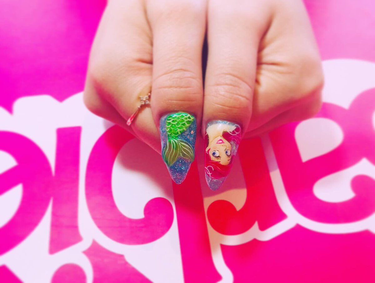 1212_0330's tweet photo. 今月のmyネイル💅🏼💗
大好きなリトルマーメイドにした💓🧜‍♀️✨🐠💕
安定スワロキラキラはかかせないね😘
#アリエルネイル #ディズニーネイル #ネイル #ネイルデザイン #ネイルアート #痛ネイル #キャラネイル #キャラクターネイル #仙台ネイルサロン #仙台ネイル #手描きネイル #キラキラネイル https://t.co/evQYaV1yw5