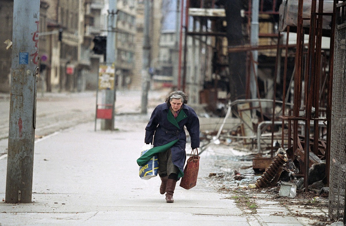 Signs reading Pazite, Snajper! ("Beware, Sniper!") became commonplace and certain particularly dangerous streets, most notably Ulica Zmaja od Bosne, the main street which eventually leads to the airport, were known as "sniper alleys." AP Photo/Michael Stravato