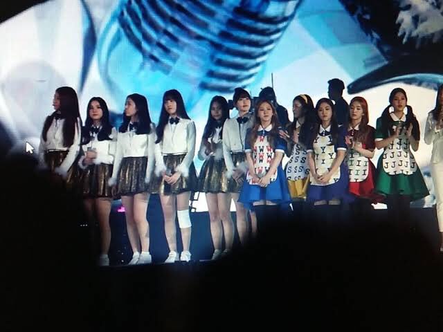 sinbsgfs's tweet photo. look how ˢᵐᵒˡ red velvet is next to gfriend https://t.co/X9zihFdoDI