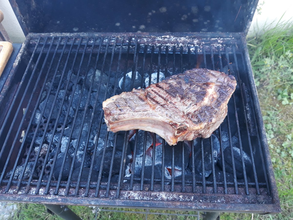 FabriceVoiton's tweet photo. Pour nous à la maison une bonne côte de boeuf pour passer le confinement 😍 https://t.co/PKo7aOaiGs