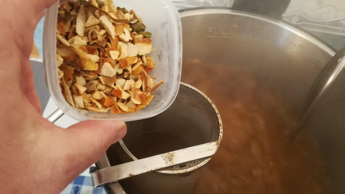 burrubeer's tweet photo. ConfinaBIRRA, la #cervesa del #Confinament.

Corren mals temps per sortir al carrer, així que hi ha temps per preparar #cervesacasolana.
Aquesta vegada una #PaleAle amb pells de taronja dolça... no se pas que sortirà.
Mira l'entrada al #blog i la #recepta
https://t.co/cbdiNV4nvY https://t.co/9snZrsKqyb