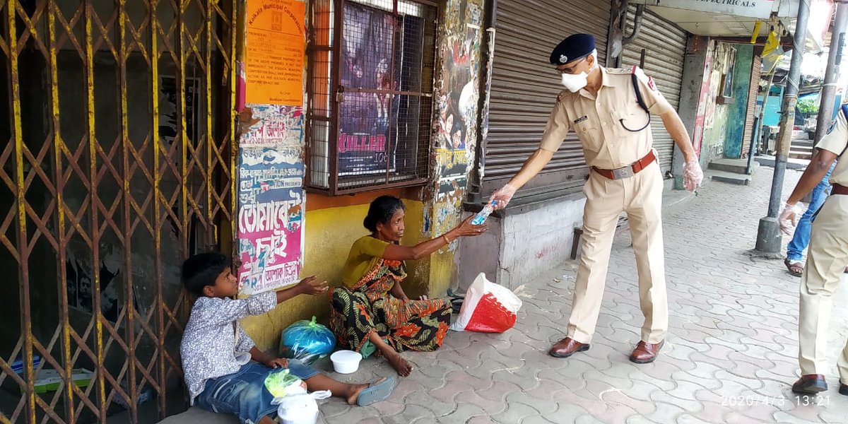 metrorailwaykol's tweet photo. Metro Railway has made arrangements to provide meals to its contractual labourers and other needy people in the city.
 On 03.04.2020, RPF/Kalighat Post   distributed cooked food &amp; water to 300 homeless people of Kalighat, Chetla, Rabindra Sarobar and S.P. Mukherjee Road area. https://t.co/bV1r6DmG10