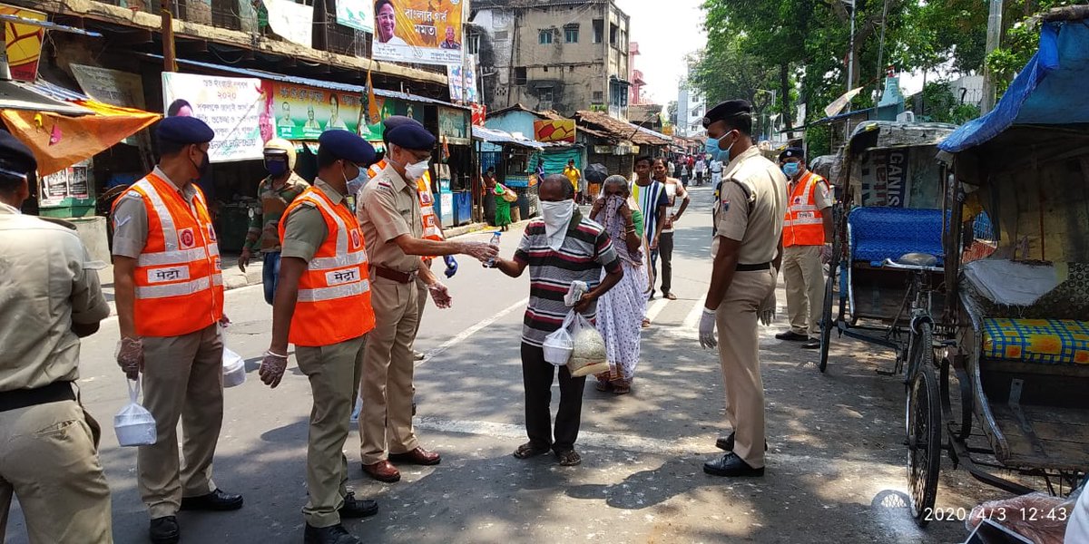 metrorailwaykol's tweet photo. Metro Railway has made arrangements to provide meals to its contractual labourers and other needy people in the city.
 On 03.04.2020, RPF/Kalighat Post   distributed cooked food &amp; water to 300 homeless people of Kalighat, Chetla, Rabindra Sarobar and S.P. Mukherjee Road area. https://t.co/bV1r6DmG10