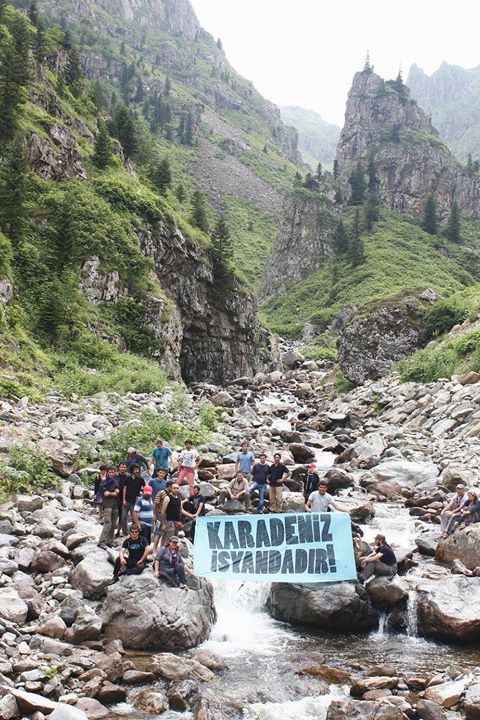 karadenizisyan's tweet photo. #Karadeniz sahil yoluna karşı doğayı savunduğu için katledilen Av. #CihanEren başta olmak üzere ekoloji mücadelesinin yılmaz, yorulmaz avukatlarının 5 Nisan #AvukatlarGünü’nü kutluyoruz https://t.co/yO2lwRE5DV