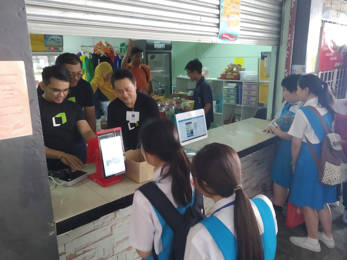 fabhar's tweet image. Last November, we wrap up our innovative #ArtificialIntelligence face recognition payment system, powered by our E-Wallet. Our 2nd pilot was done in Cheras using 2 different terminals for performance testing. Drawbacks - people are shy 🤭

#atilze #greenpacket #ai