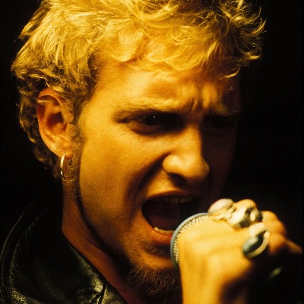RockHistoryPics's tweet photo. Two grunge legends lost on this day in history only 8 years apart. 

Kurt Cobain at age 27 in 1994.

Layne Staley at age 34 in 2002.

#KurtCobain #laynestaley #Nirvana #aliceinchains #grunge #AIC #legends https://t.co/opftzBkPFL
