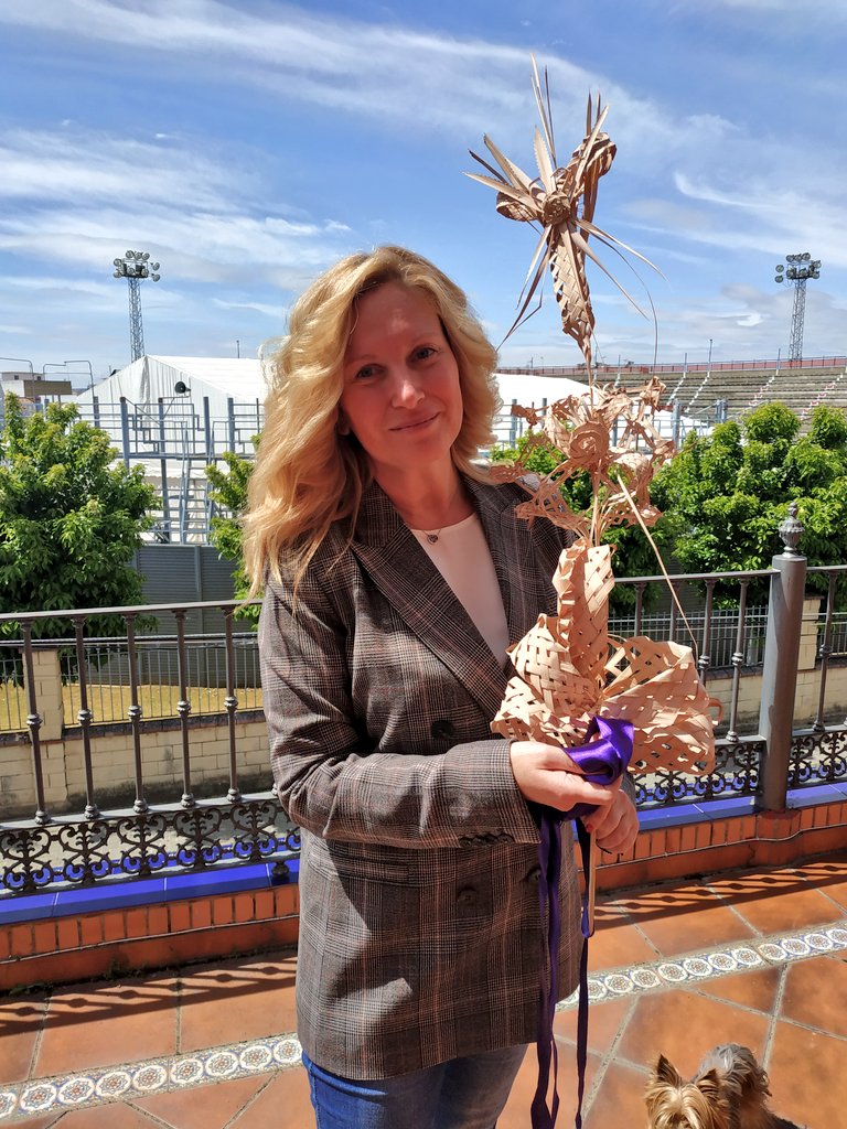pavelsfc1978's tweet photo. Quién se ha peinado a conciencia,se ha arreglado, puesto sus tacones para ver la misa de Palmas, poner su ramita en el balcón y sacar a su perrito?? 🙋🏼♀️😄 Por favor! Mi abuela decía: "Quien no se arregla y estrena en D. De Ramos, se le caen las manos"👵🏻En su memoria. #entaconadas https://t.co/kbFxca2XWv