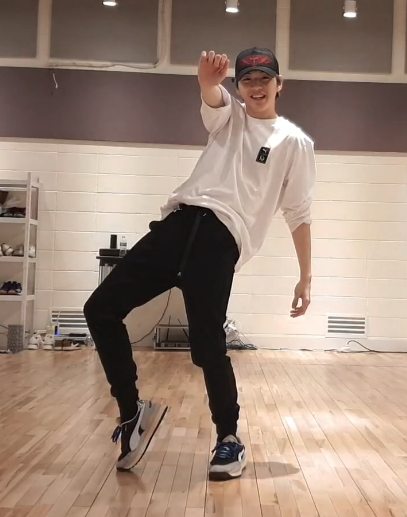 sboy_DANIEL's tweet photo. 오늘 되게 신났어 쌤

#강다니엘 #댄스교실 https://t.co/IqLKcaCyhF