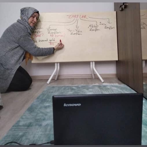 Turk_Elleri's tweet photo. Öğretmenlerin “linç edildiği” dönemden geçiyoruz. Zor şartlarda, iyi niyetiyle faydalı olmaya çalışan öğretmenlerimiz.. Yemek masasını, elbise dolabını, buzdolabını tahta yerine kullanarak öğrencilerine ders anlatan değerli öğretmenlerimiz.. Hakkınız ödenmez. İyi ki varsınız. https://t.co/10h2FbZQrN