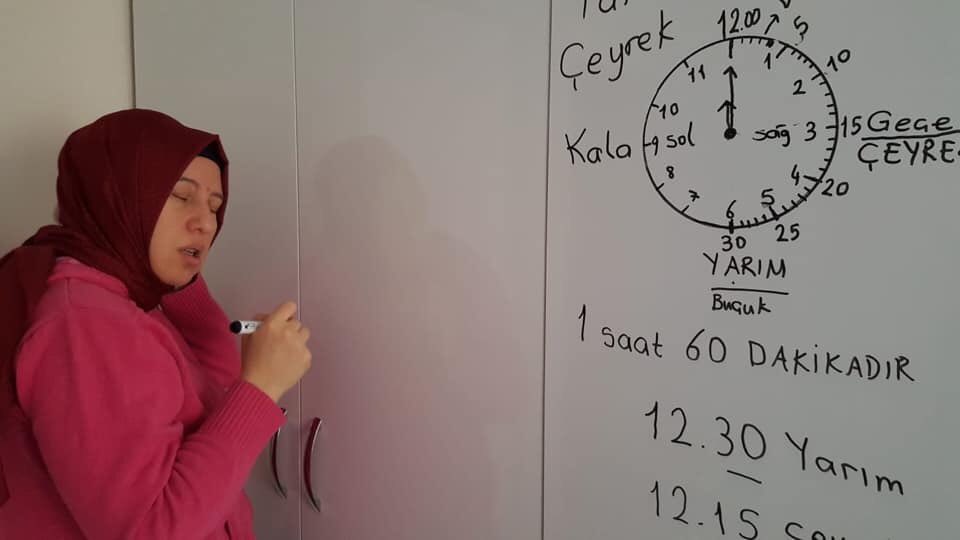 Turk_Elleri's tweet photo. Öğretmenlerin “linç edildiği” dönemden geçiyoruz. Zor şartlarda, iyi niyetiyle faydalı olmaya çalışan öğretmenlerimiz.. Yemek masasını, elbise dolabını, buzdolabını tahta yerine kullanarak öğrencilerine ders anlatan değerli öğretmenlerimiz.. Hakkınız ödenmez. İyi ki varsınız. https://t.co/10h2FbZQrN