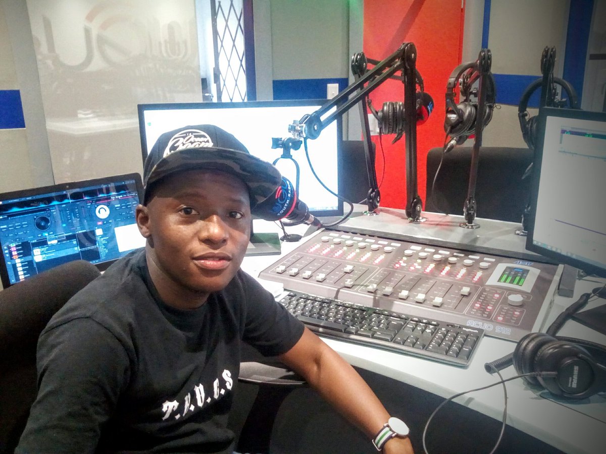SubziroDeSub's tweet photo. GOOD DAY DEEP SOCIETY!😎...Live on @Uguyouthradio Right Now... ⏰📻⏰📻
IT'S #SUNDAYDEEPSESSION
2PM - 6PM
Opening Track Masters At Work ft Roy Ayers - Our Time Is Coming (Jazzanova Guestlist Remix)
#MusicIsNoTCancelled
#DeeperWeGo 🏌️♂️🏌️♂️🏌️♂️ https://t.co/fjT4KbYizm