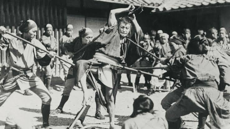 戦前の時代劇から活躍した七剣聖と謳われる阪東妻三郎が其の見映えの殺陣の開拓者だバンツマが主演した『雄呂血』以前の殺陣は歌舞伎の延長であり、ワンアクション毎にカメラに向かい見得を切るというのが主流であったバンツマはソコに連続的動作を加える事で見映えの中にリアリティを盛り込んだのだ