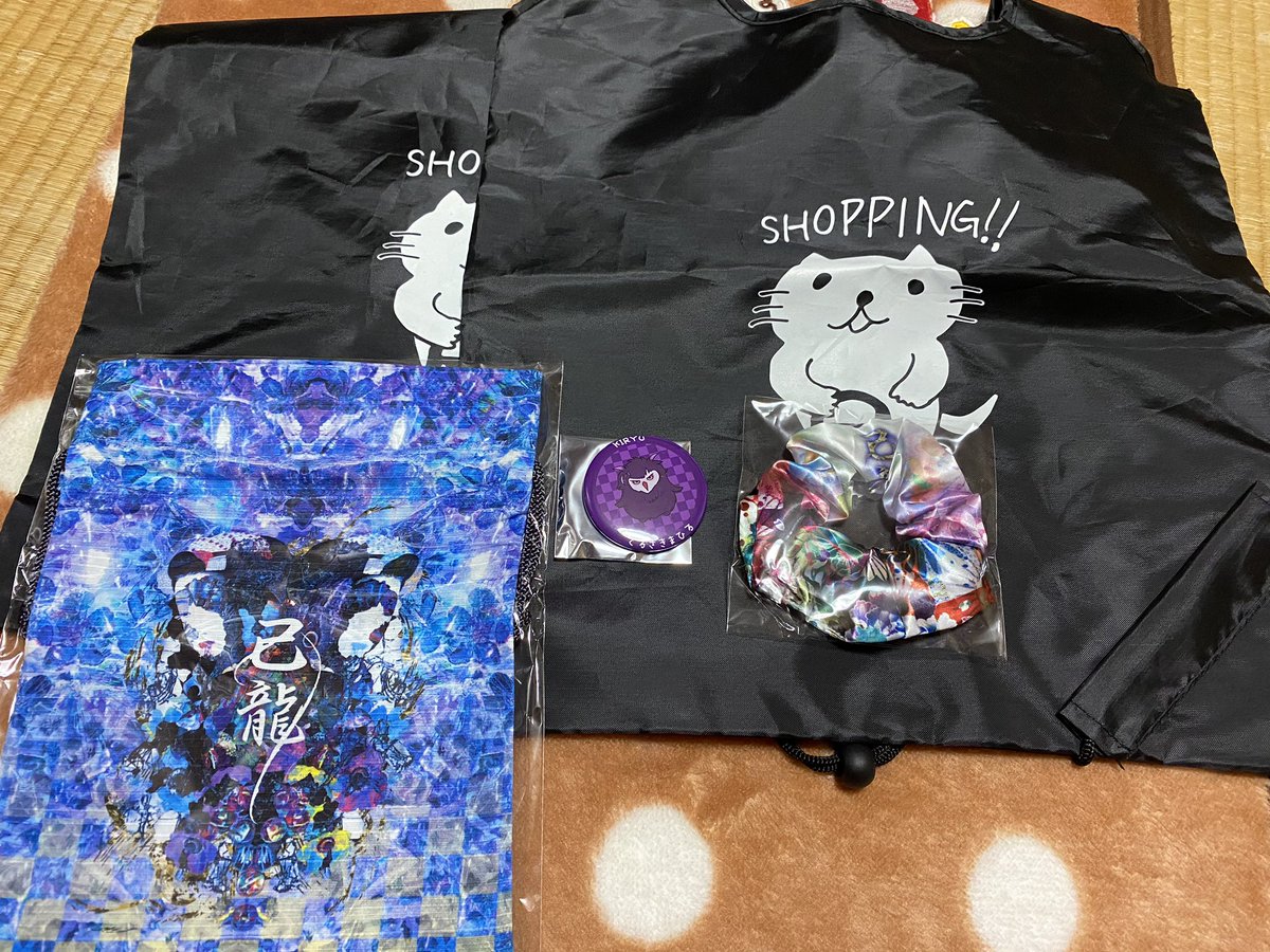 96nyanko1's tweet photo. 【拡散希望】
己龍くじ 交換
こちらのグッズの交換先を探しております。

譲）にゃん吉エコバックⅹ2
        シュシュ
       巾着
       黒崎眞弥缶バッジ(鳥)

求）一��日和缶バッジ(種類問わず)

 #己龍  #己龍くじ https://t.co/uyDyM9hu44