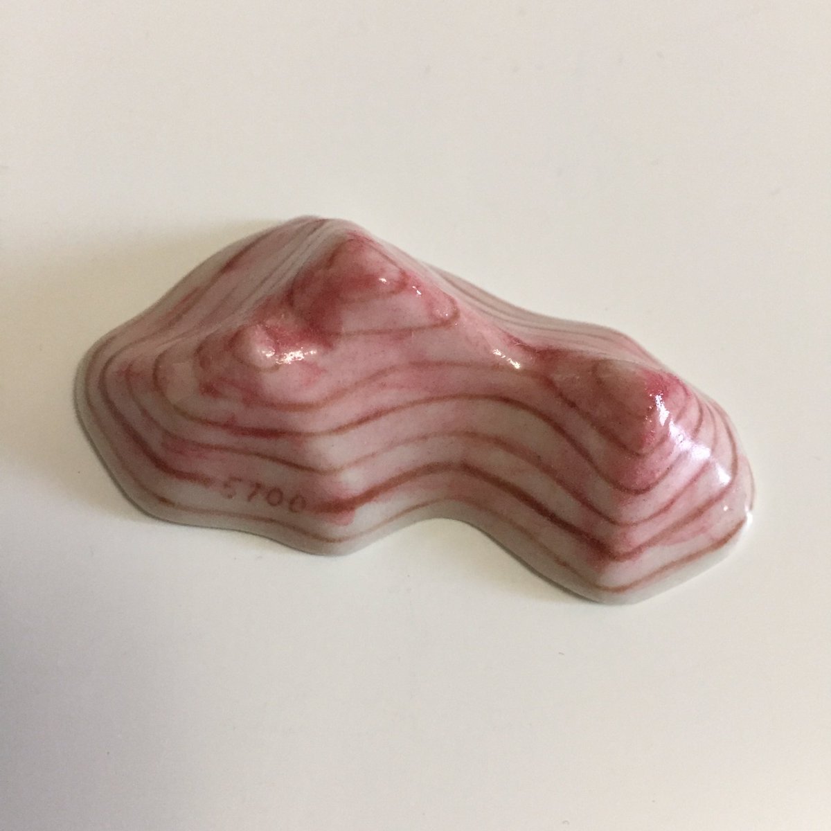 夕方告知した、等高線箸置の赤色Ver. プレゼントです．このtweetをRTして下さった方から3名様に抽選で1個づつ、画像の箸置きをプレゼントいたします．
神経をすり減らし生活しないとならない今日この頃、esou ceramicからのささやかなエールとして… 生き抜きましょう．
期間は4月8日の23:59までです．