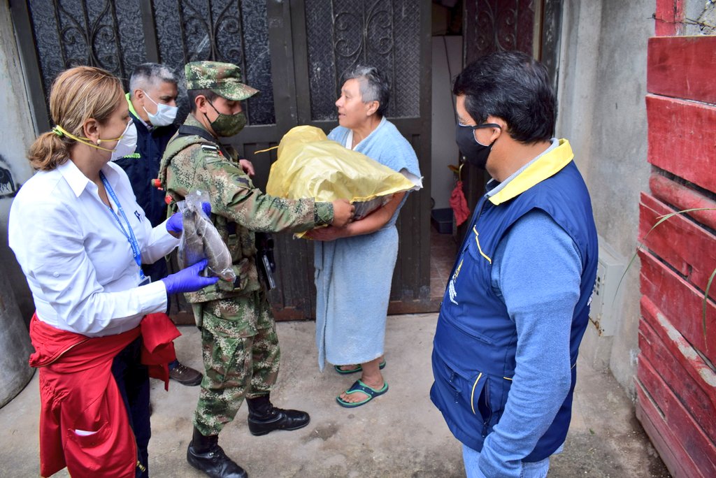 GERMANCHAMORRO1's tweet photo. ¡Unidos somos más fuertes que la emergencia que nos aflige!
Hoy, gracias a la solidaridad de personas y entidades que apoyan la campaña 
#PastoValienteYSolidario, iniciamos entrega de mercados a familias más necesitadas.
@Ejercito_Div3 @PoliciaPasto @camarapasto Diócesis de Pasto https://t.co/CQdj5fx8be