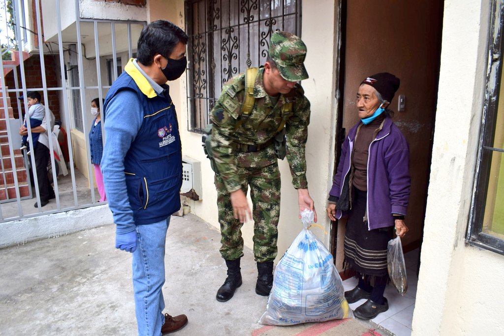 GERMANCHAMORRO1's tweet photo. ¡Unidos somos más fuertes que la emergencia que nos aflige!
Hoy, gracias a la solidaridad de personas y entidades que apoyan la campaña 
#PastoValienteYSolidario, iniciamos entrega de mercados a familias más necesitadas.
@Ejercito_Div3 @PoliciaPasto @camarapasto Diócesis de Pasto https://t.co/CQdj5fx8be