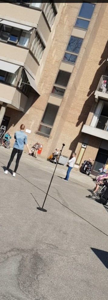 #samentegencorona #StaySafeStayHome #dankbaar 
Vanmiddag weer een spetterend optreden van Jeremy Hazeleger &amp; Stefan de Kogel 💖 
Namens alle bewoners hartelijk dank 🌷🌼🌻
<a href="/AxionContinu/">AxionContinu</a> @JeremyHazeleger <a href="/stefandekogel/">Stefan de Kogel</a> 🌞🌞🌞