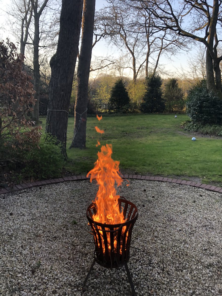 Lucas_Baggerman's tweet photo. Fire! 🔥 #marsmallows https://t.co/p0ASSPedMW