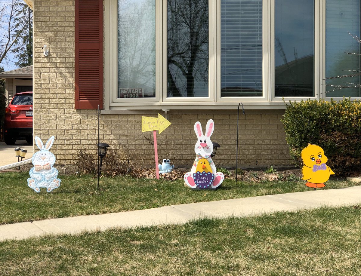 DVC_Mary's tweet photo. #EvolveRunning w/the amazing @RaisingLasVegas & @SuperWeenieHtJr Enjoying the neighborhood decorations. #LimeOrDieRace https://t.co/64ZEc3iV1D
